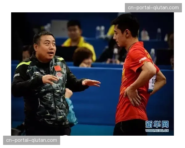 特写：终场哨响，拉斯帕尔马斯老将比埃拉双手撑膝，汗水浸透球衣